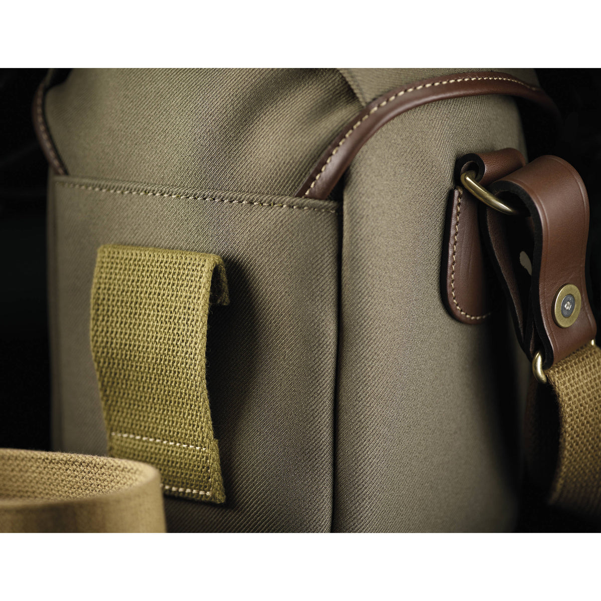 Bandolera Billingham 72 (Sage FibreNyte/Chocolate Leather Trim, 1.4L) - puertos y conexiones