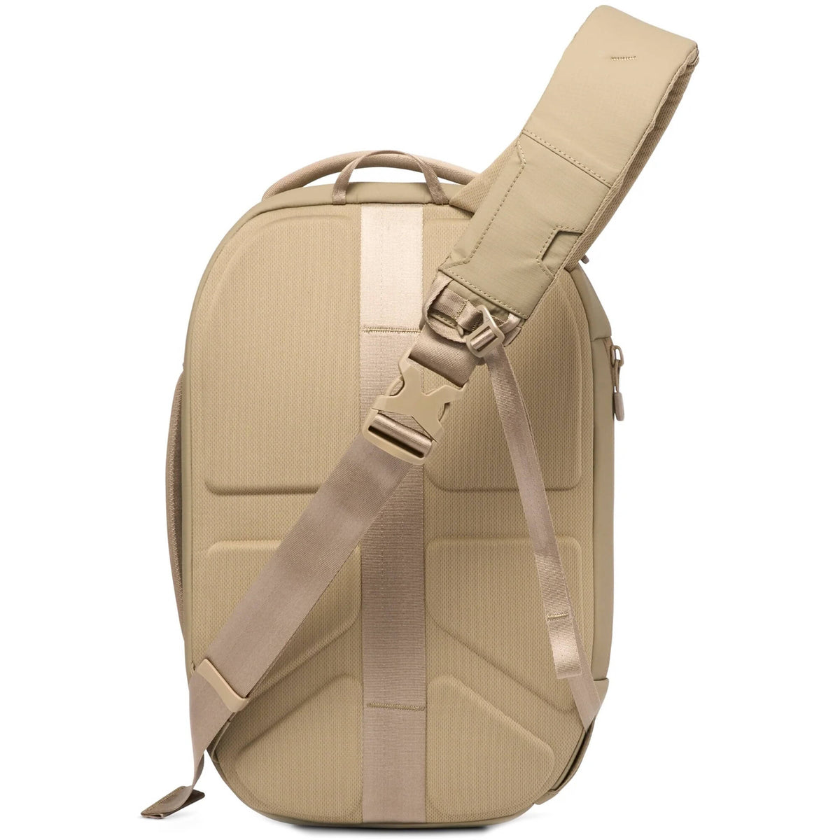 Bandolera Nomatic Navigator RS Sling (Arena, 10L) - puertos y conexiones