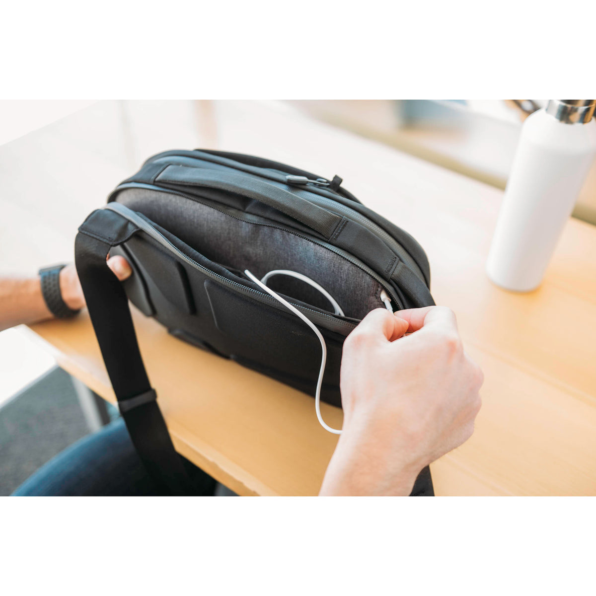 Bandolera Nomatic Navigator Sling (Negro, 6L) - en uso