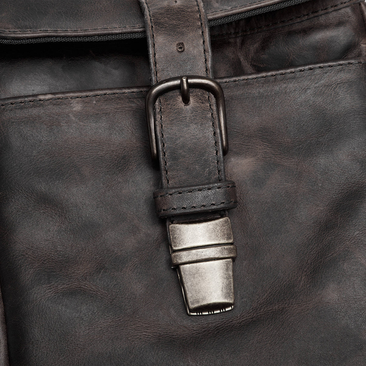 Bandolera ONA Bond Street (Dark Truffle) - puertos y conexiones