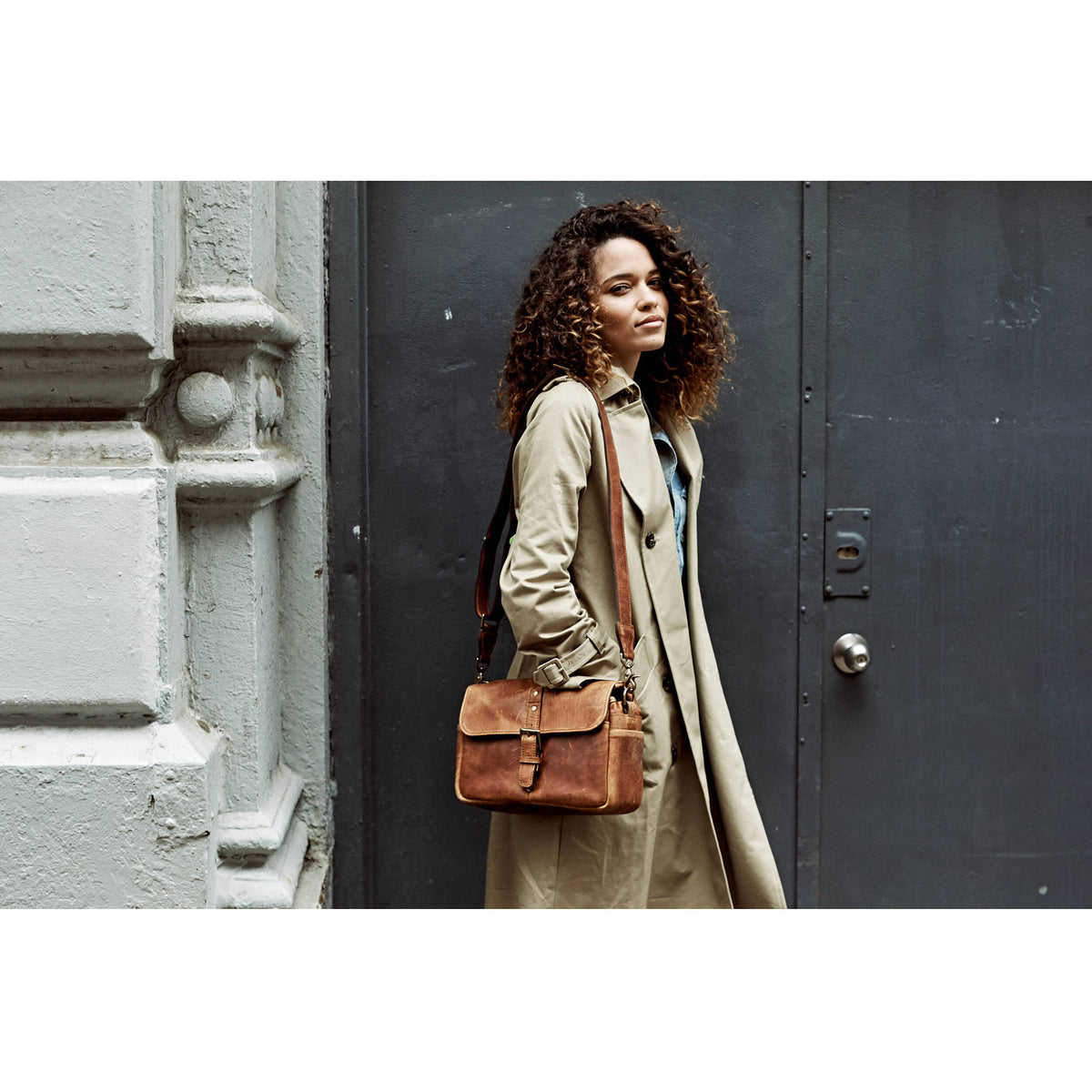 Bandolera ONA Bowery (Verde oliva Leather) - contenido de la caja
