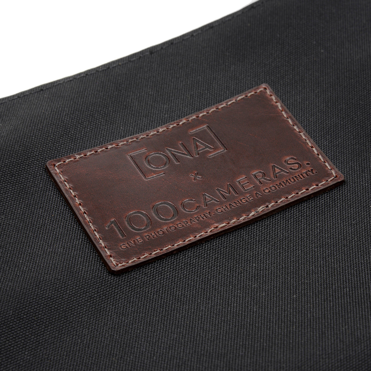 Bandolera ONA Prince Street Messenger (Negro, Waxed Canvas) - en uso