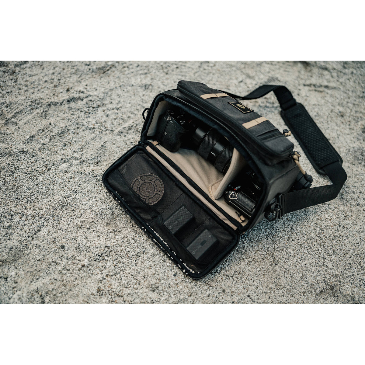 Bandolera PolarPro RoadRunner (Negro, 6L) - puertos y conexiones