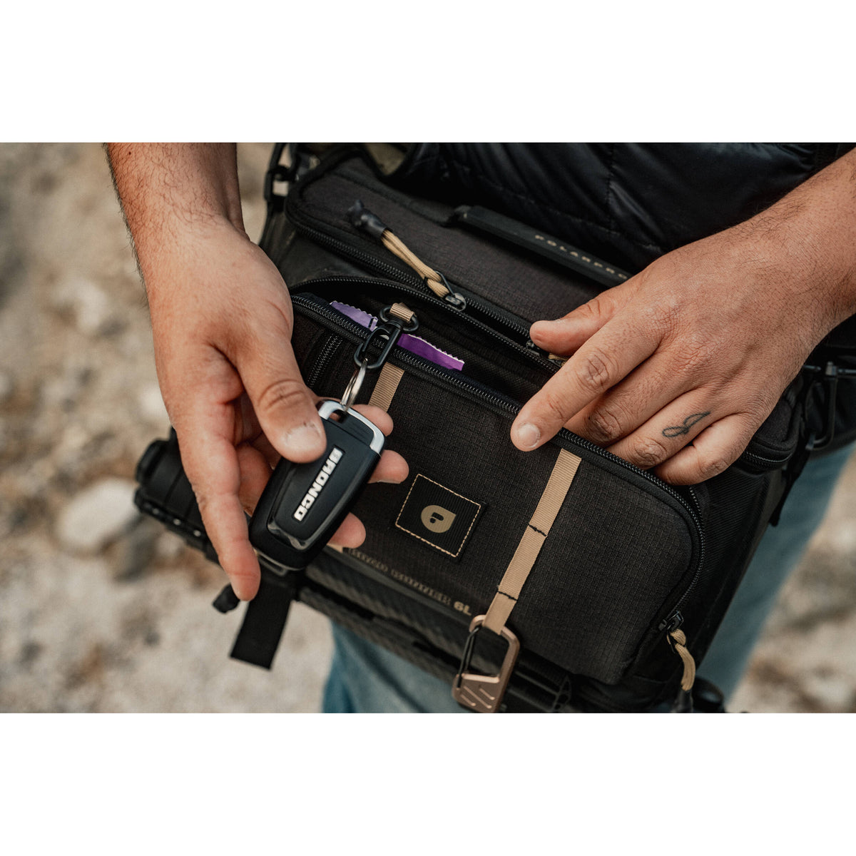 Bandolera PolarPro RoadRunner (Negro, 6L) - contenido de la caja