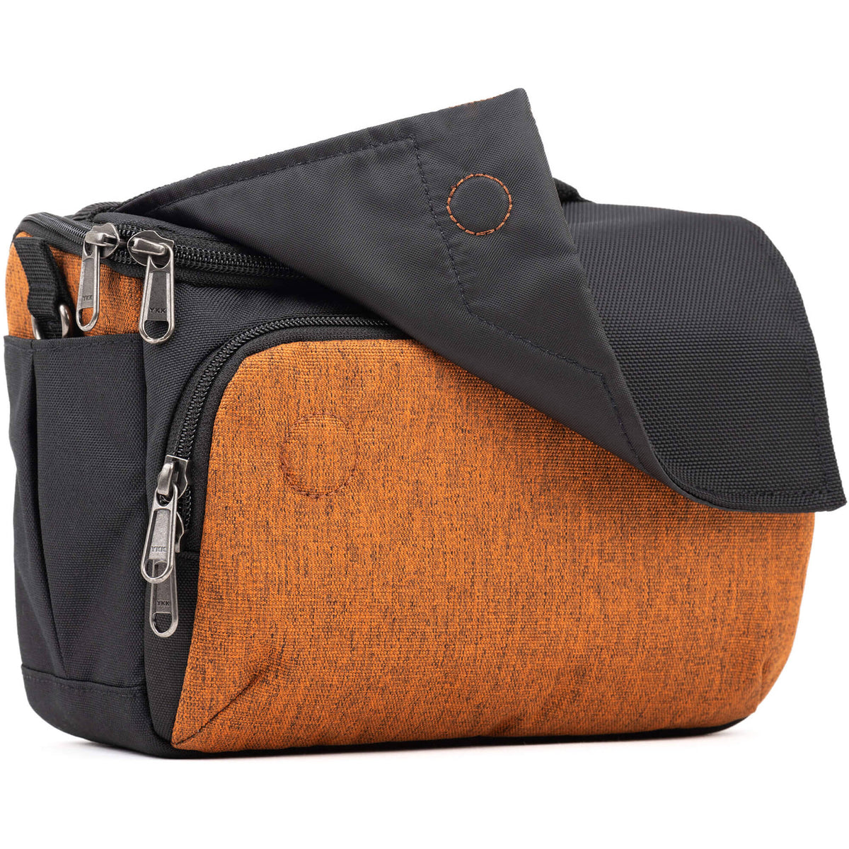 Bandolera Think Tank Photo Mover 20 (Campfire Naranja) - en uso