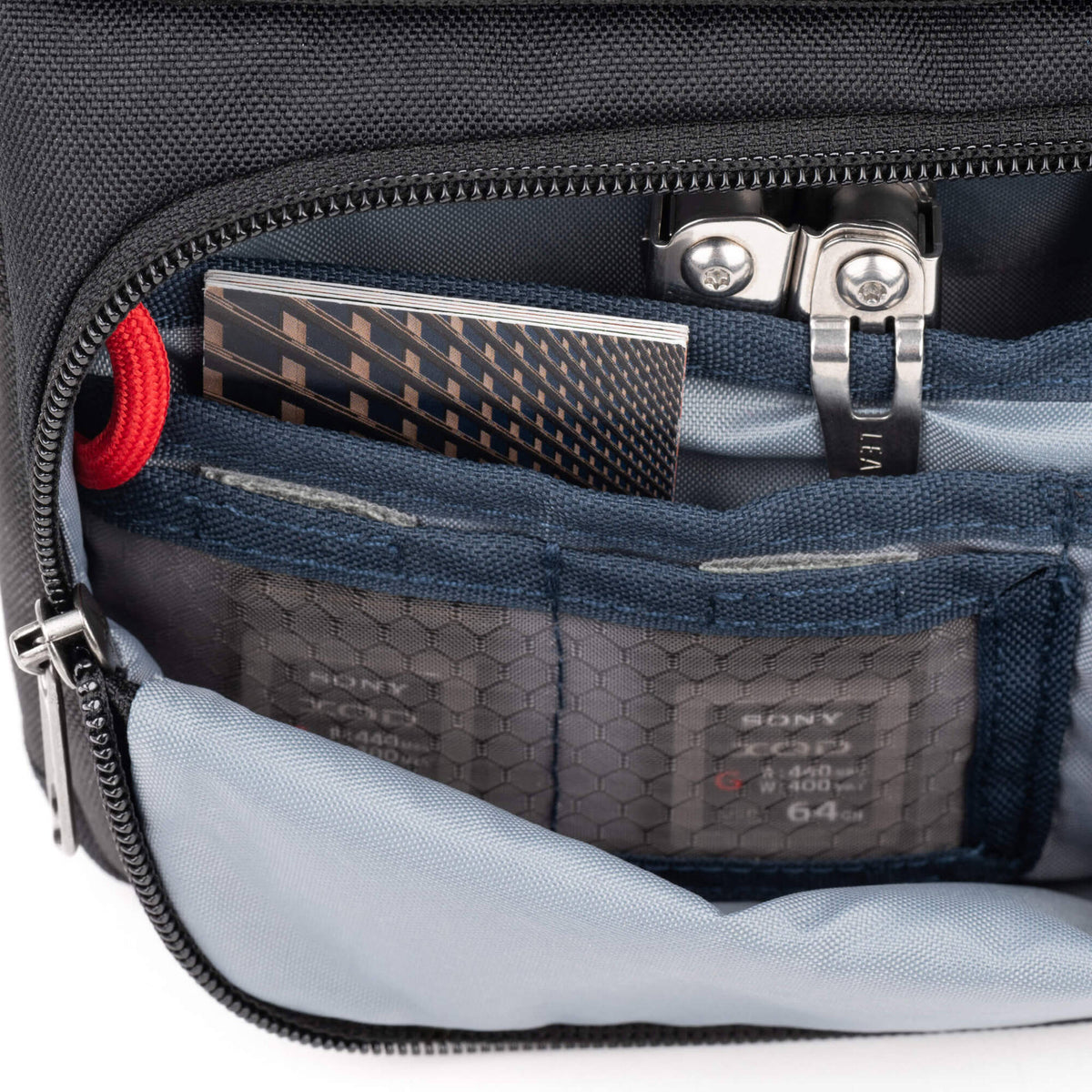 Bandolera Think Tank Photo Mover 20 (Cool Gris) - contenido de la caja