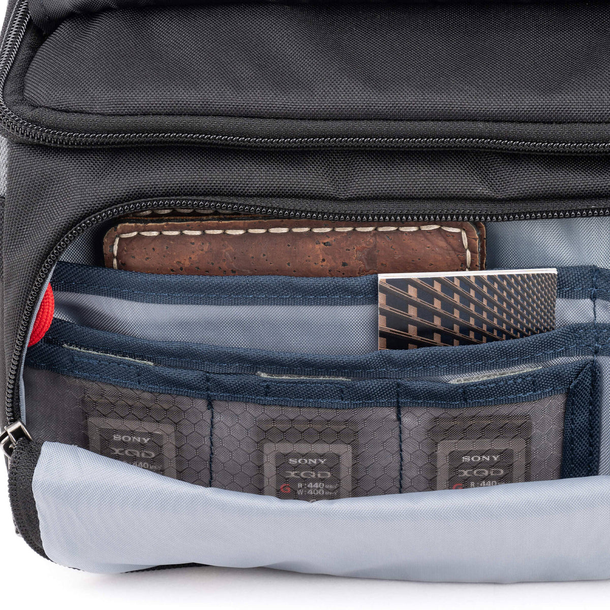 Bandolera Think Tank Photo Mover 25 (Cool Gris) - en uso