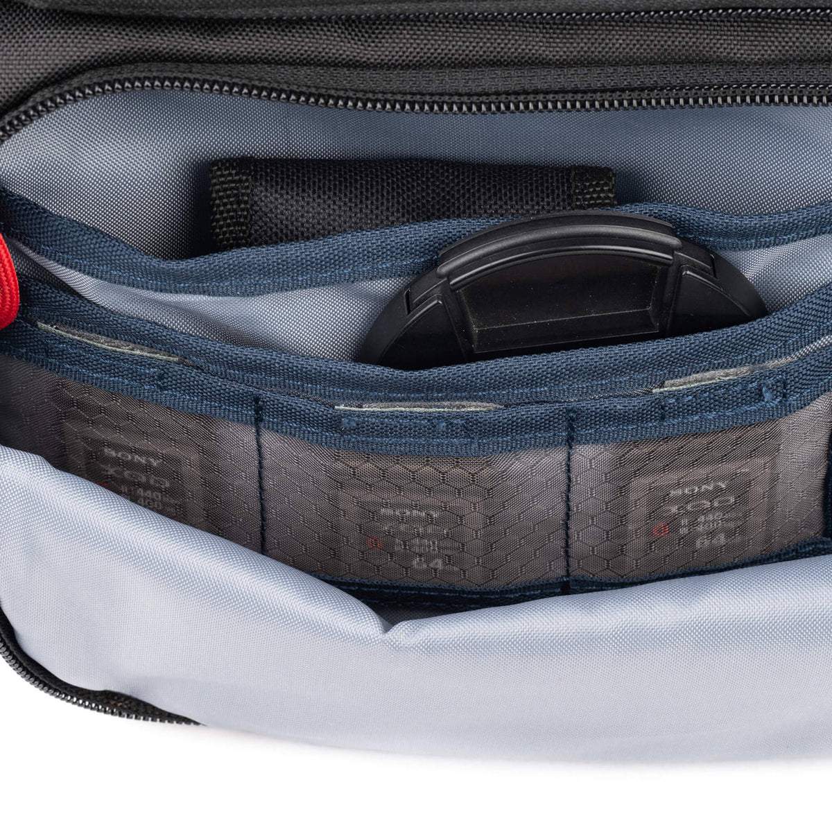 Bandolera Think Tank Photo Mover 30 (Cool Gris) - en uso