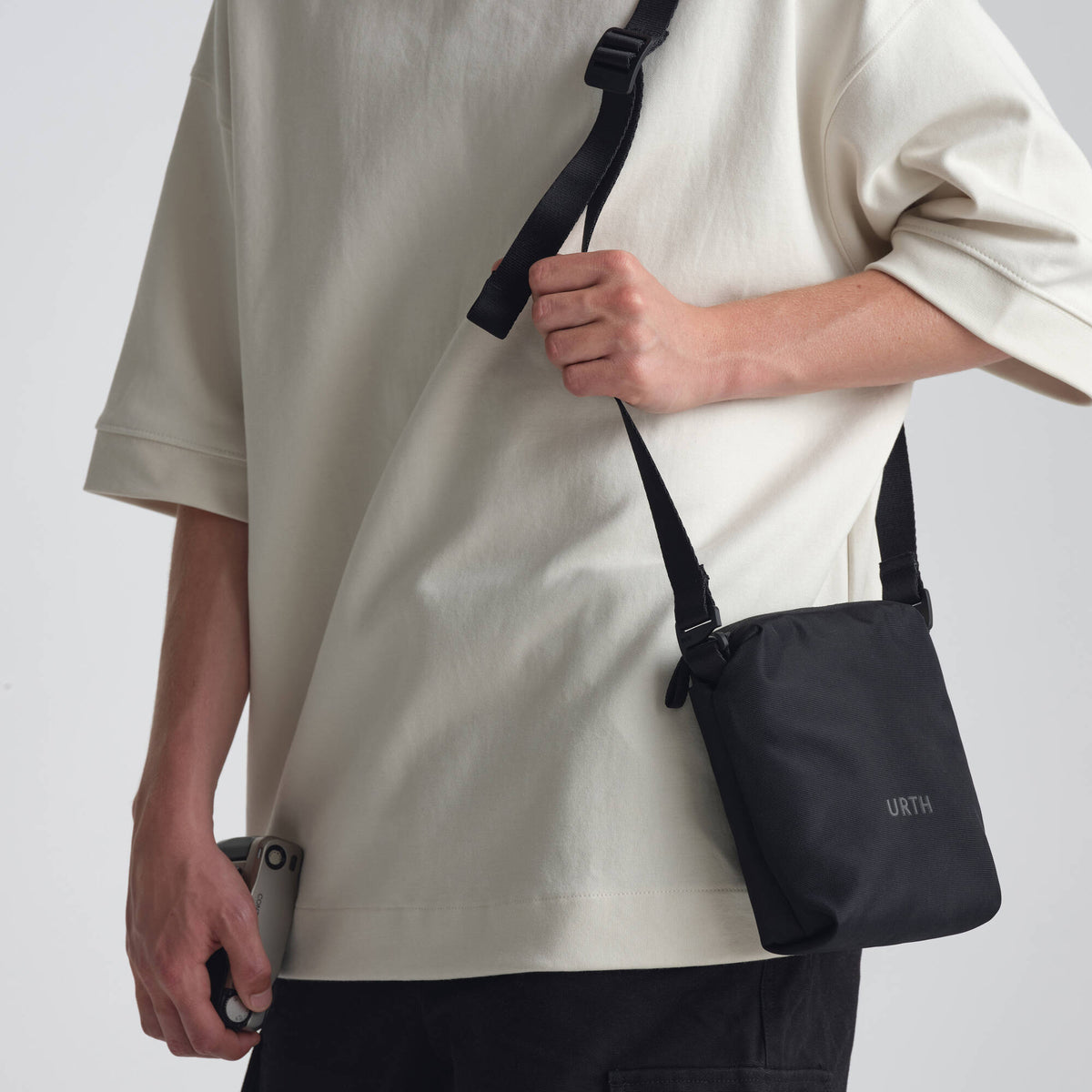 Bandolera Urth Andesite Pouch (Negro, 2L) - detalle