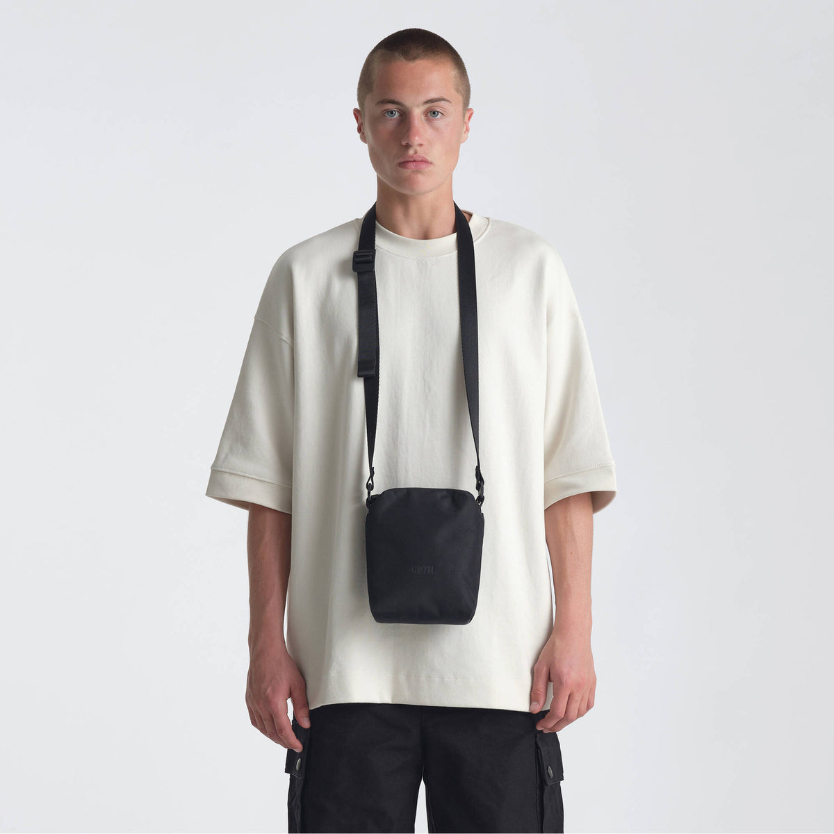 Bandolera Urth Andesite Pouch (Negro, 2L) - contenido de la caja