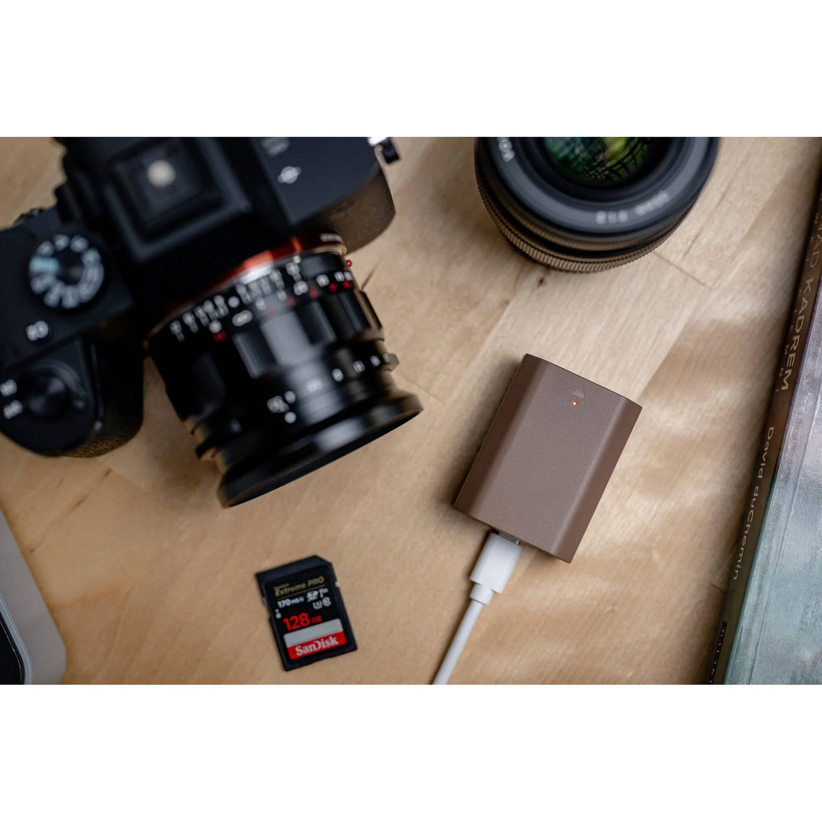 Batería Newell LP-E10 USB-C para Canon (1020mAh) - en uso