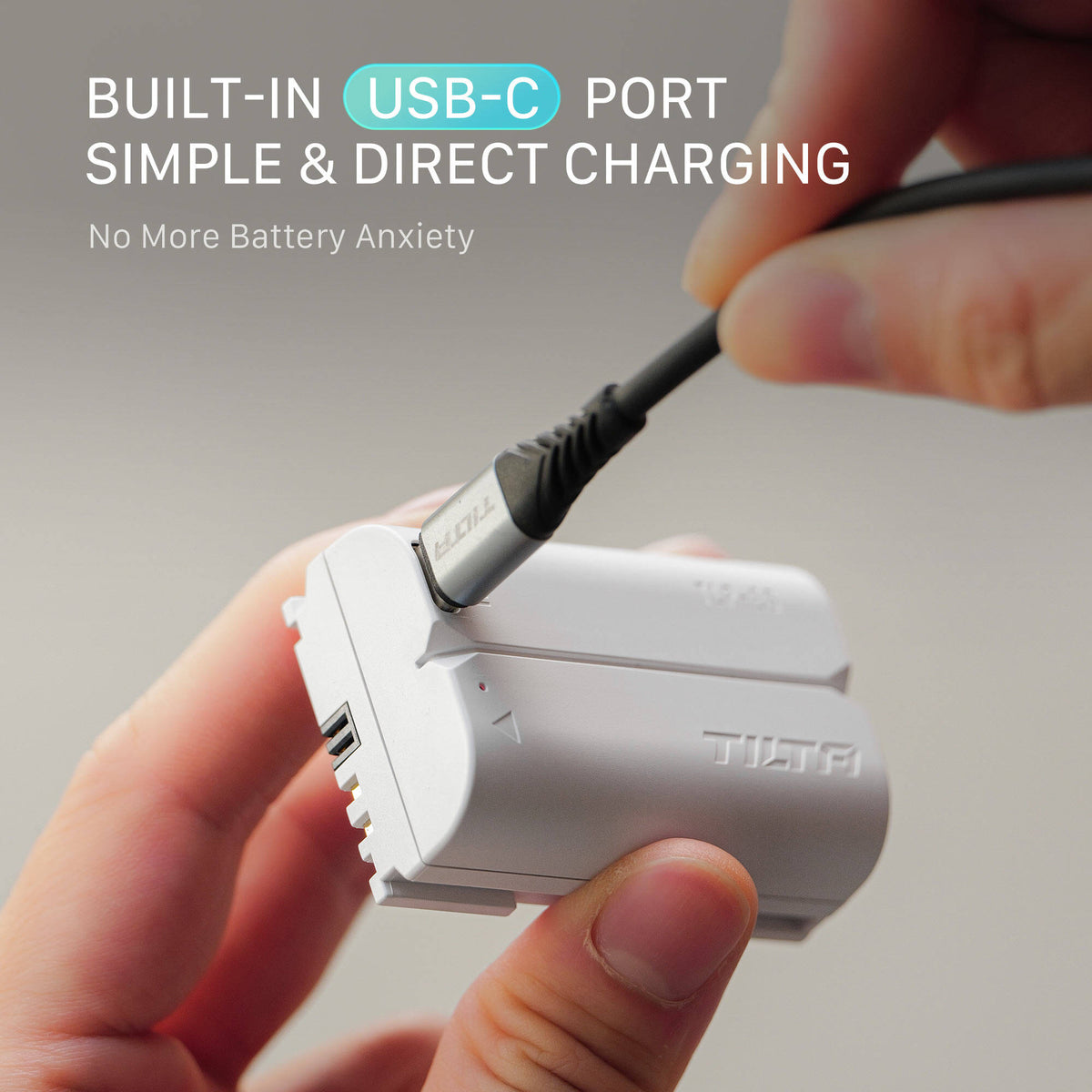 Batería Tilta LP-E6P USB-C (2400mAh, Off-Blanco) - en uso