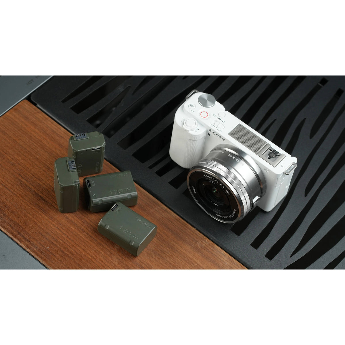Batería Tilta NP-FW50 USB-C (980mAh) - contenido de la caja
