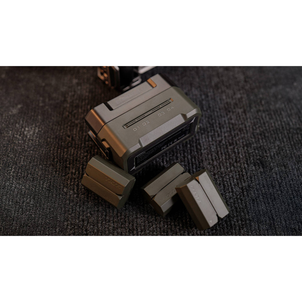 Batería Tilta NP-FZ100 USB-C (2400mAh, Green) - contenido de la caja