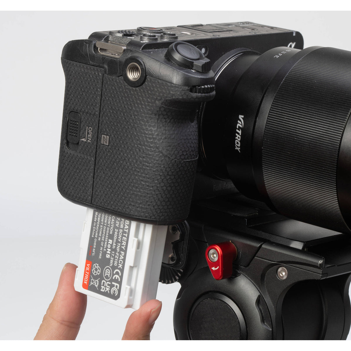 Batería Weeylite TNP-FZ100 con USB-C Charging Port (7.2V, 2400mAh) - en uso
