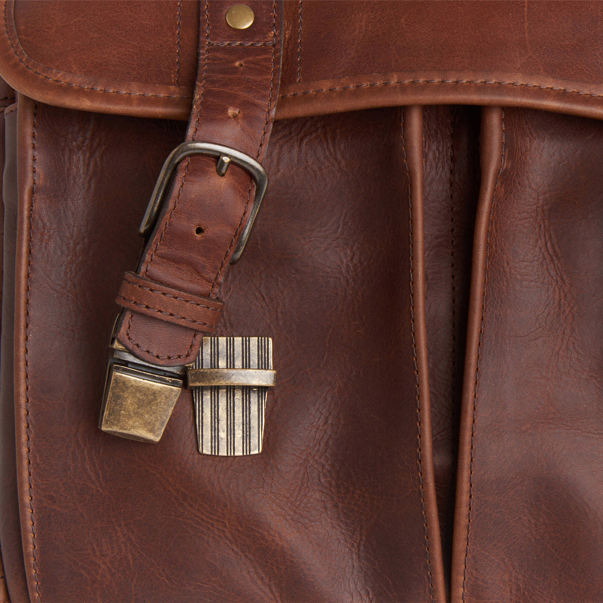 Bolso Bandolera ONA Prince Street Messenger (Antique Cognac) - puertos y conexiones