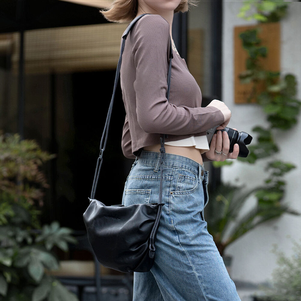 Bolso Bandolera PGYTECH OneGo Cloud (Midnight, Mediano) - puertos y conexiones