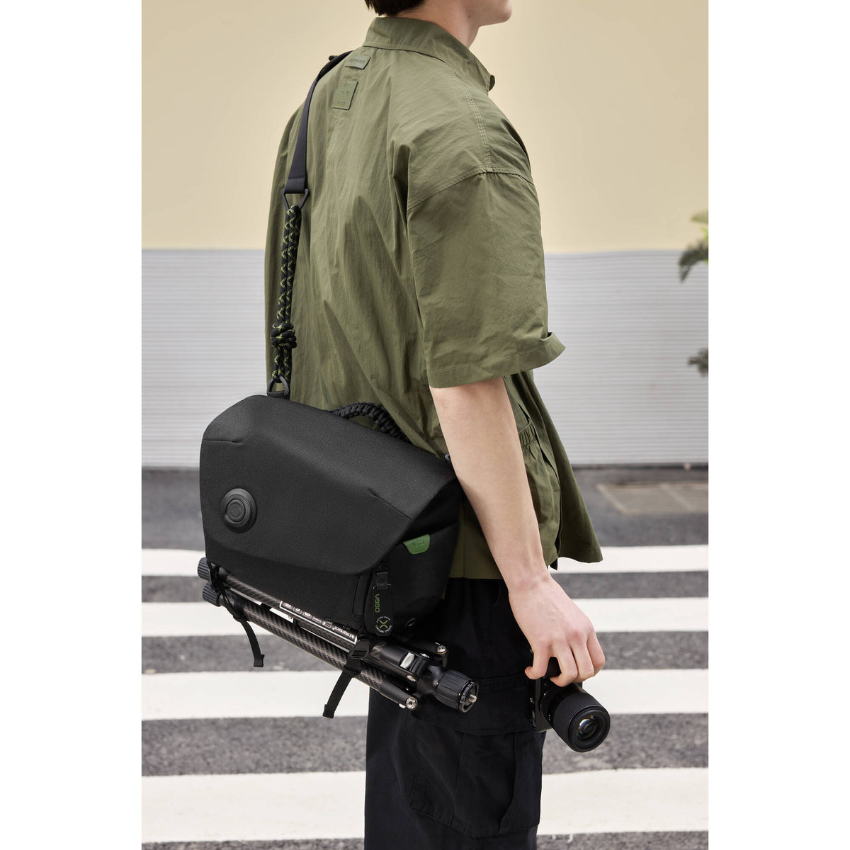 Bolso Bandolera VSGO Snipe Casual Travel (Negro, 6L) - en uso