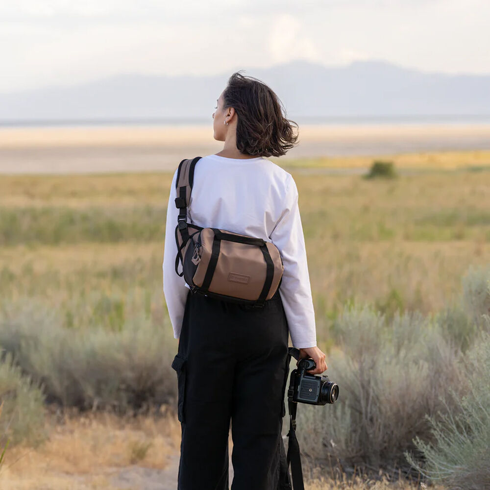 Bolso Bandolera WANDRD ROGUE V2 (Atacama Clay, 6L) - en uso