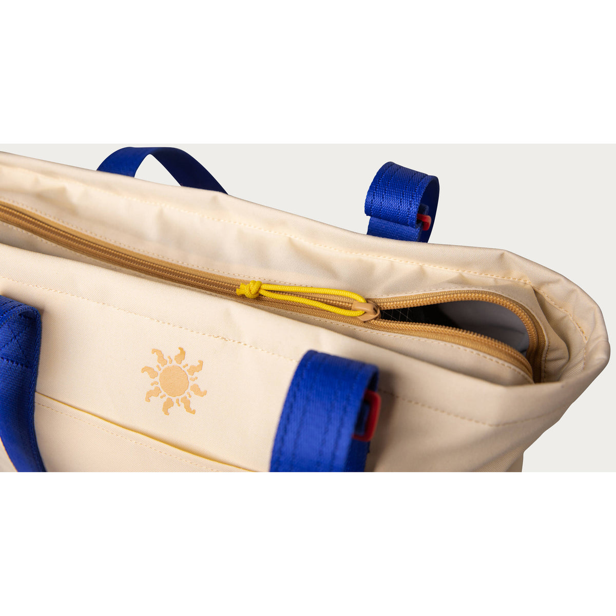 Bolso Long Weekend Beacon (Creme Multi, 18L) - contenido de la caja