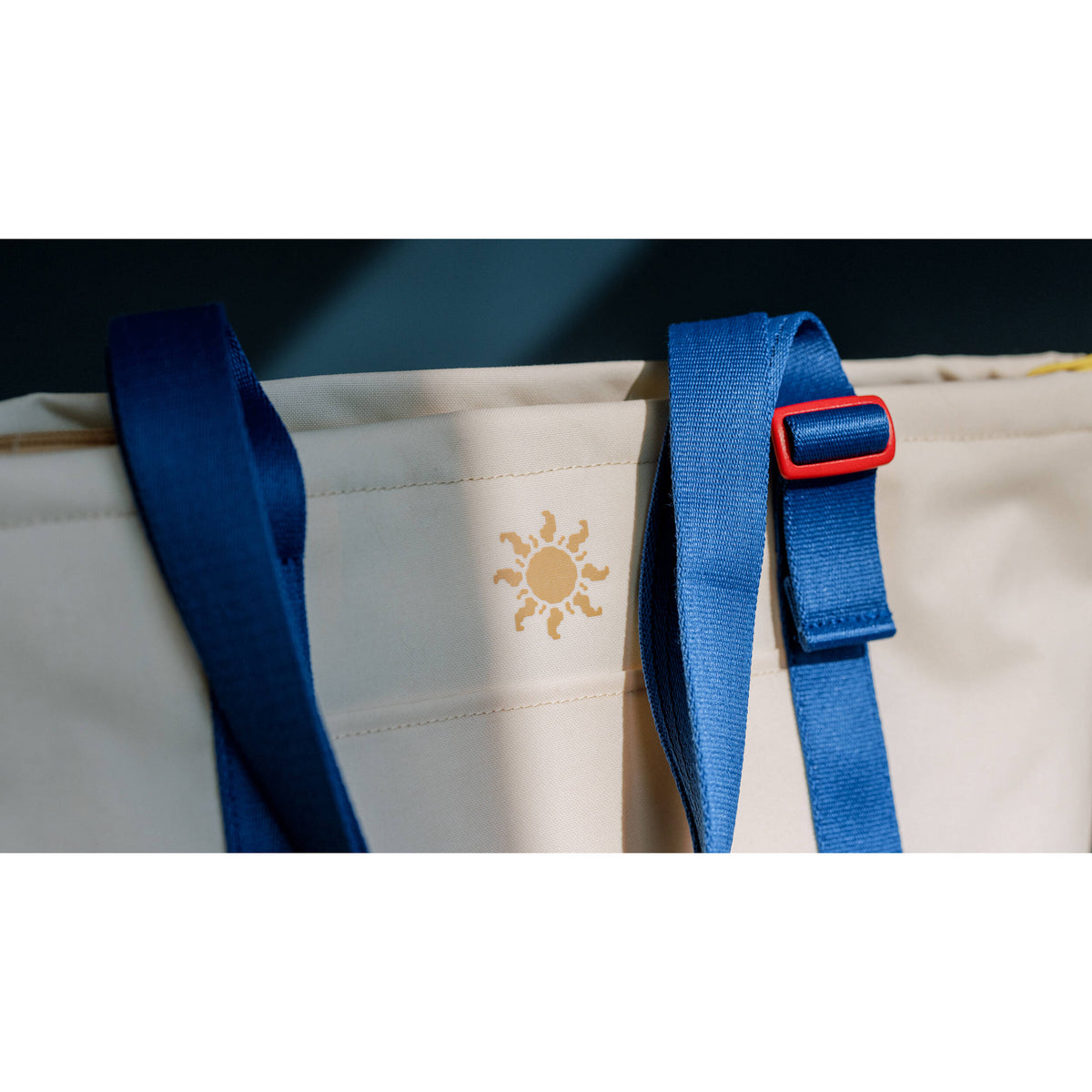 Bolso Long Weekend Beacon (Creme Multi, 18L) - en uso