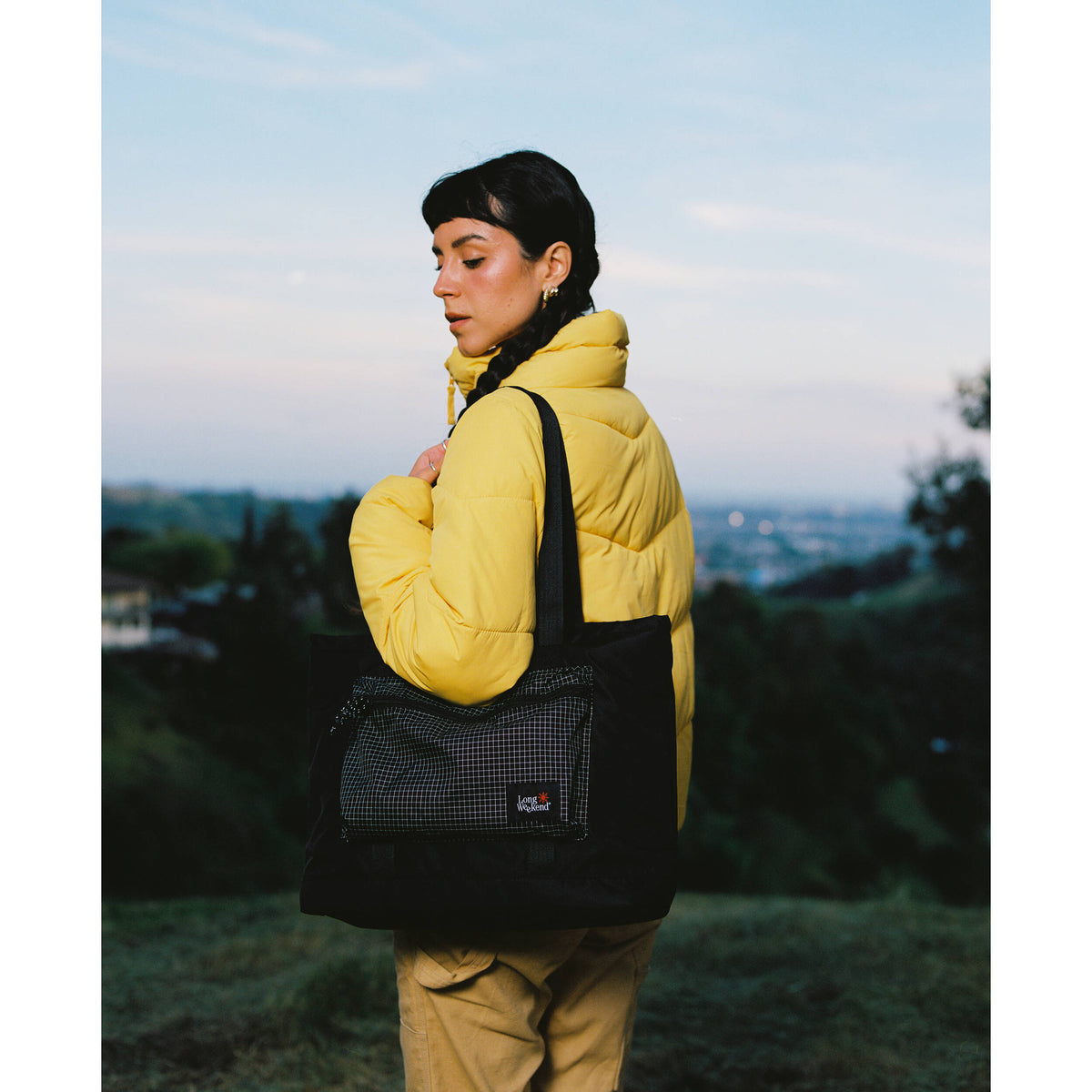 Bolso Long Weekend Beacon (Negro, 18L) - en uso