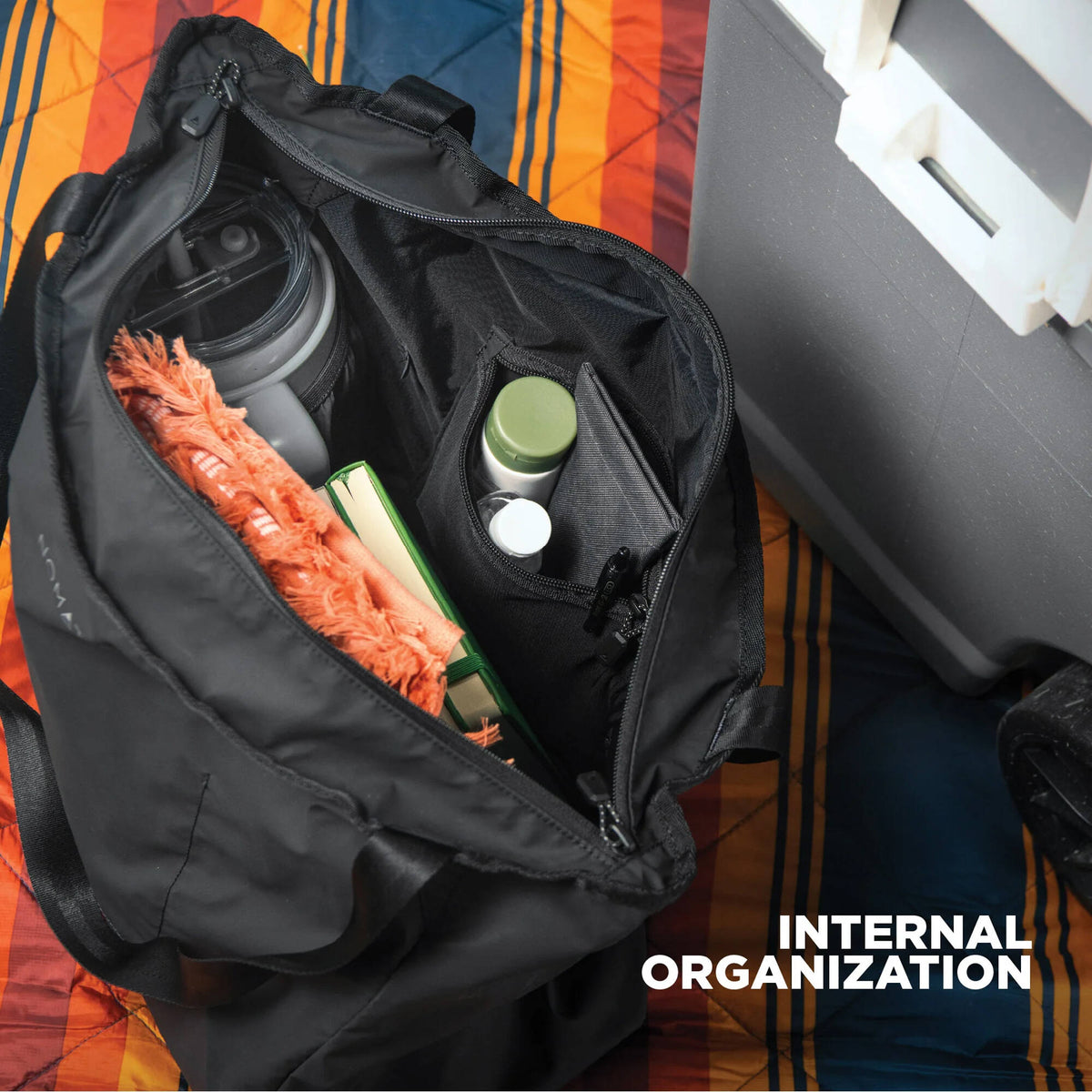 Bolso Nomatic Navigator Collapsible (28L, Negro) - puertos y conexiones