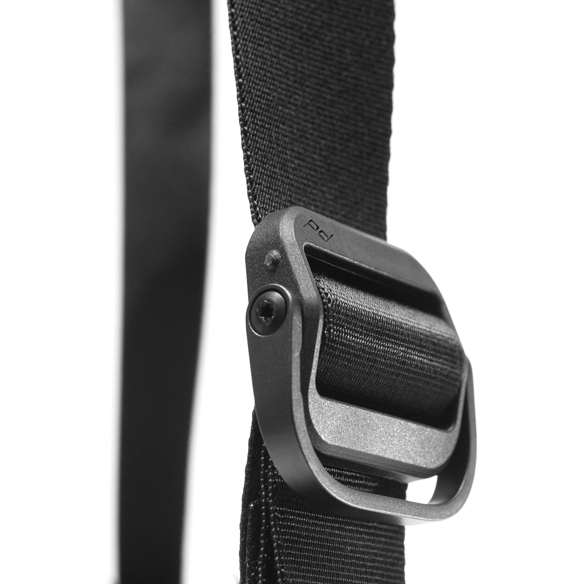 Bolso Peak Design Everyday (Negro) - puertos y conexiones