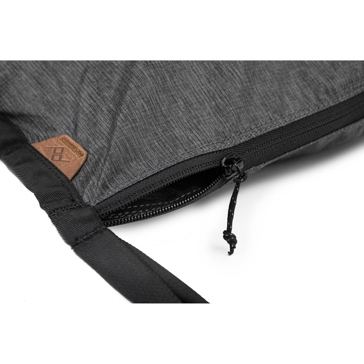 Bolso Peak Design Packable (Charcoal Gris, 12L) - puertos y conexiones