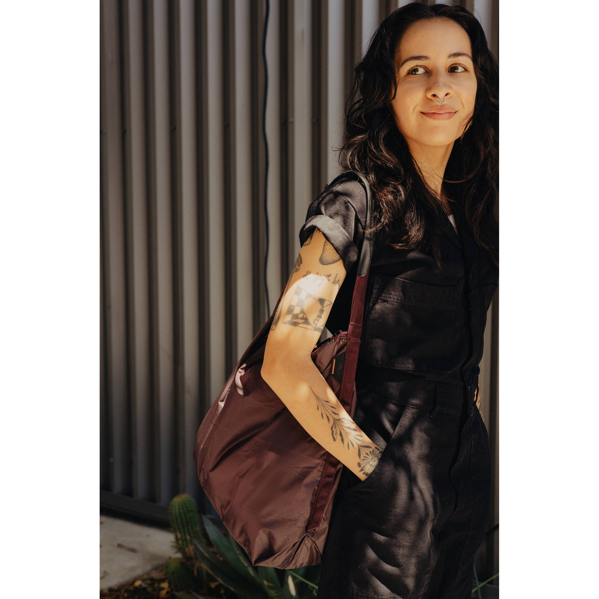 Bolso Peak Design Packable (Eclipse Purple, 12L) - vista lateral