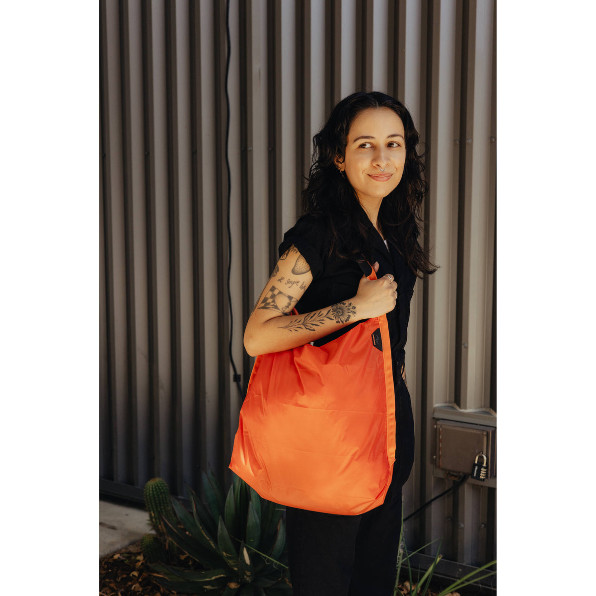 Bolso Peak Design Packable (Ibis Naranja, 12L) - vista trasera