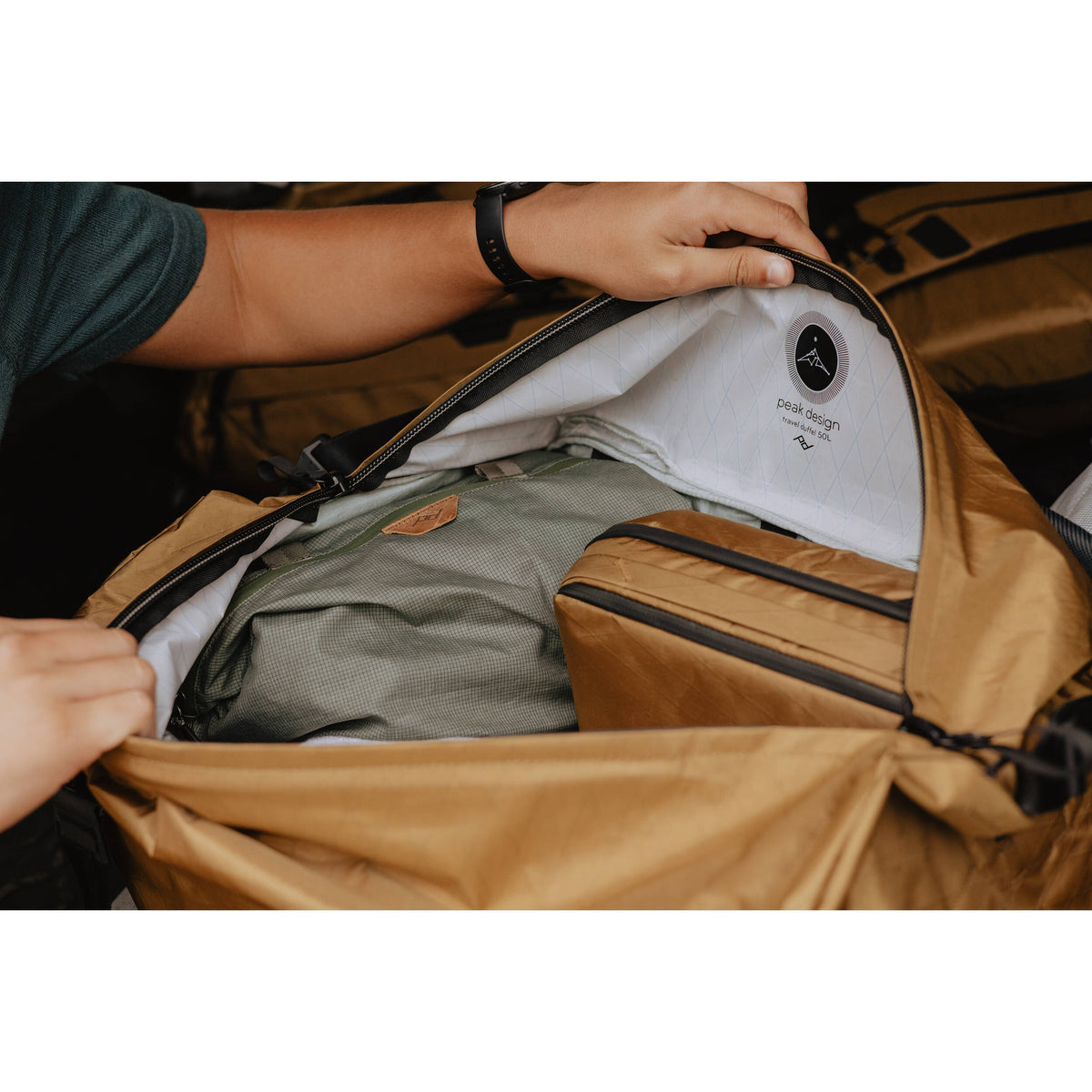 Bolso Peak Design Travel Duffel (Coyote, 50L) - en uso