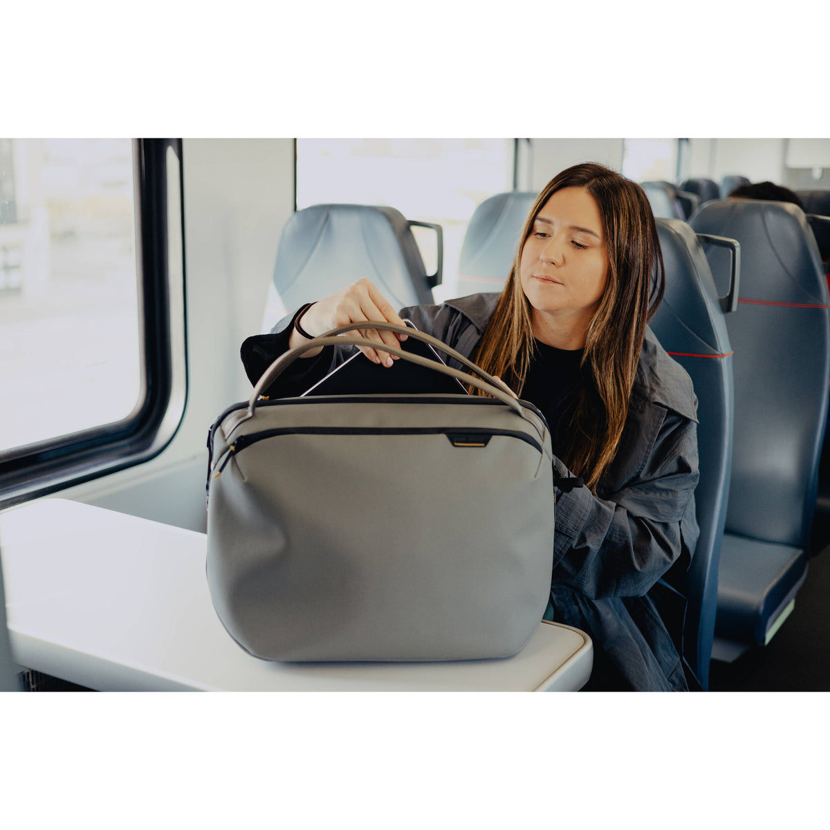 Bolso Peak Design Travel Weekender (Stone, 25L) - en uso