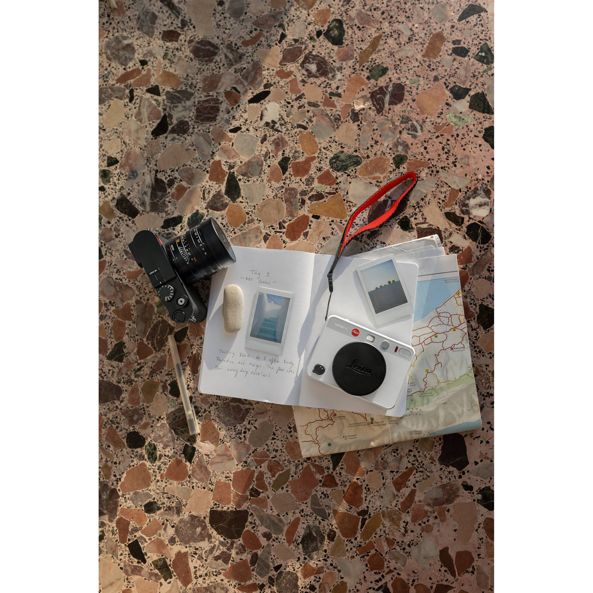 Cámara Analógica Leica SOFORT 2 (Blanco) - en uso