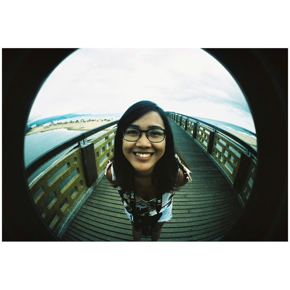 Cámara Analógica Lomography Fisheye No. 2 (Grape Jam) - contenido de la caja