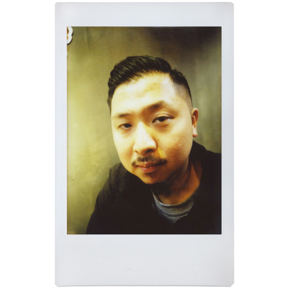 Cámara Analógica Lomography Lomo'Instant Automat Glass (Edición Magellan) - en uso