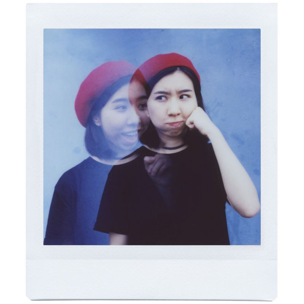 Cámara Analógica Lomography Lomo'Instant Square Glass y Kit de Accesorios (Pigalle) - en uso