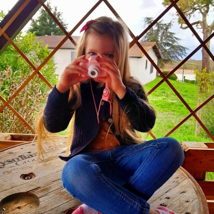 Cámara Digital AgfaPhoto Realikids Cam Mini para Niños Rosa - en uso