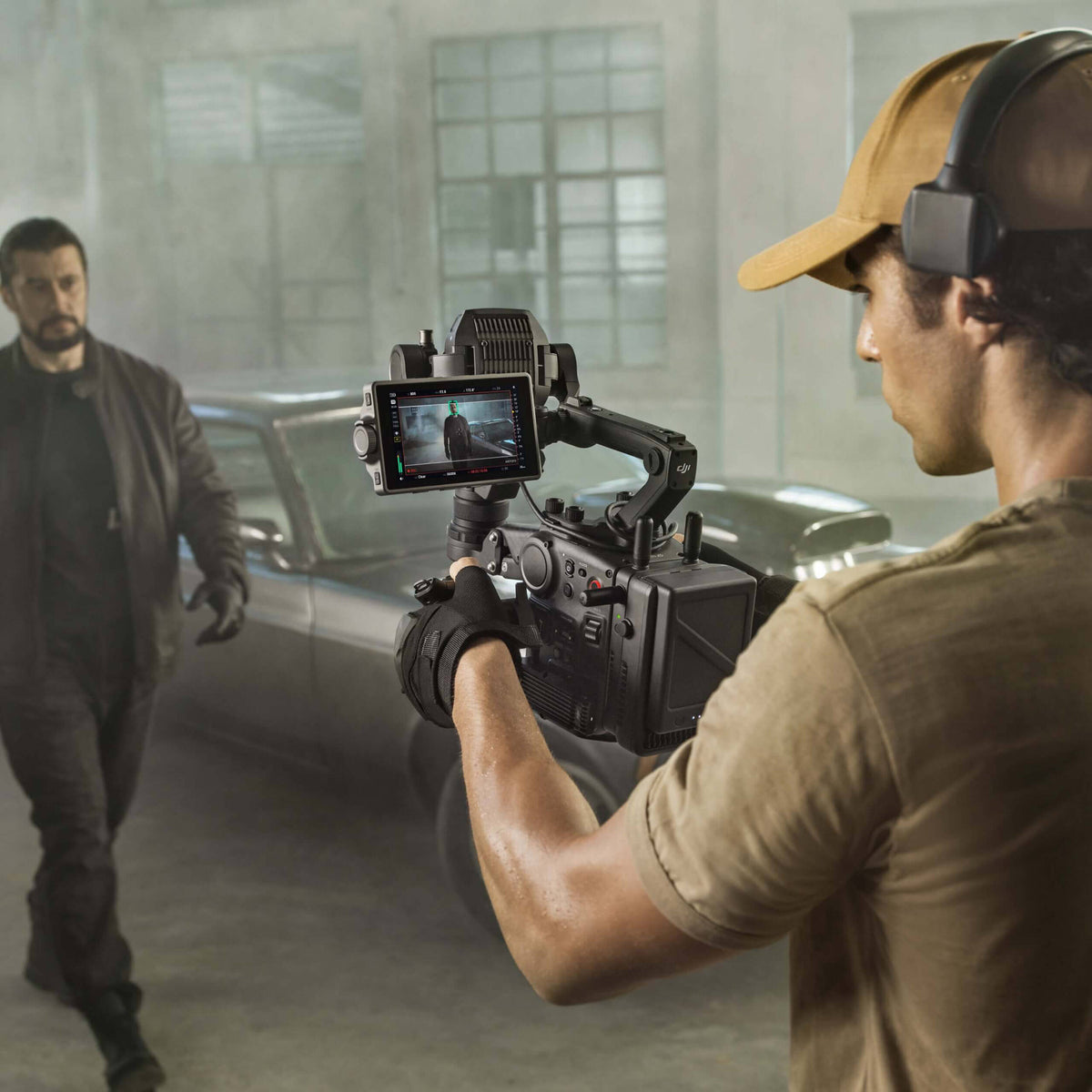 Cámara Digital DJI Ronin 4D 4-Axis 8K Combo Kit con DL PZ 17-28mm T3.0 ASPH Lente - en uso