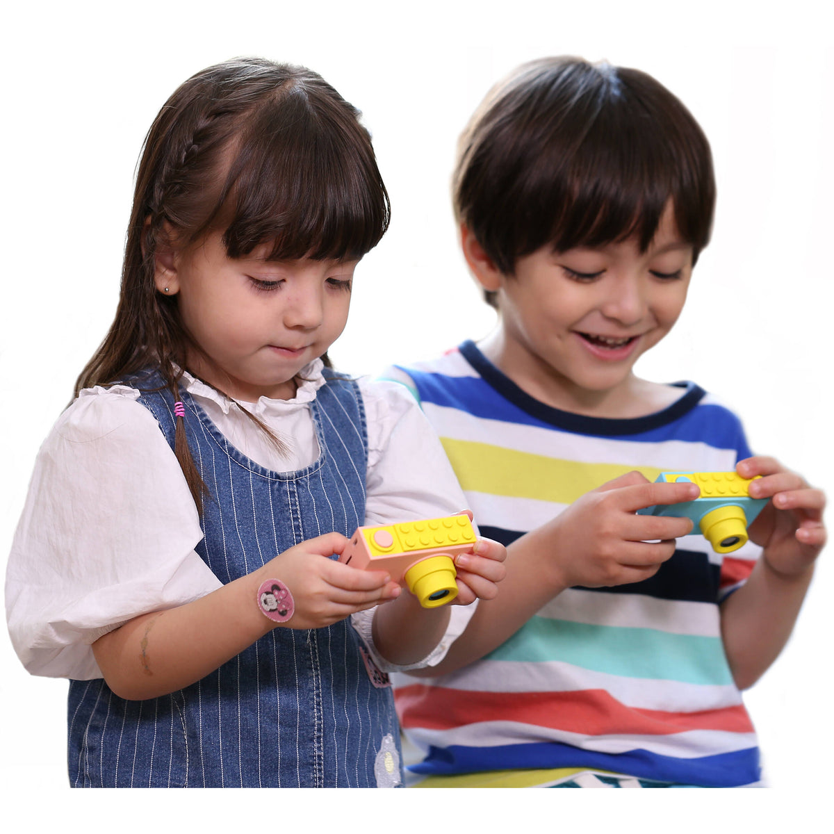 Cámara Digital myFirst Kids 2 Sumergible para Niños Rosa - en uso