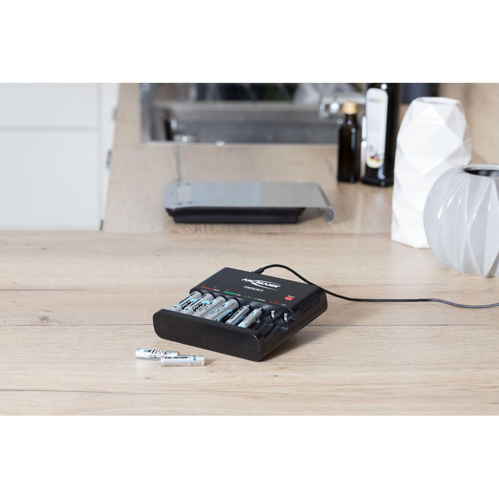 Cargador Ansmann Powerline 8 bahías para AA / AAA NiMH recargables (Negro) - en uso