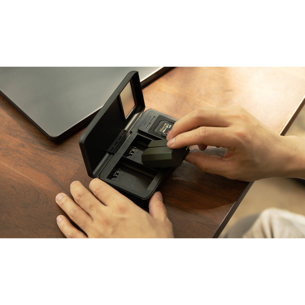 Cargador Tilta All-in-One Recharge Companion para NP-FZ100 - contenido de la caja