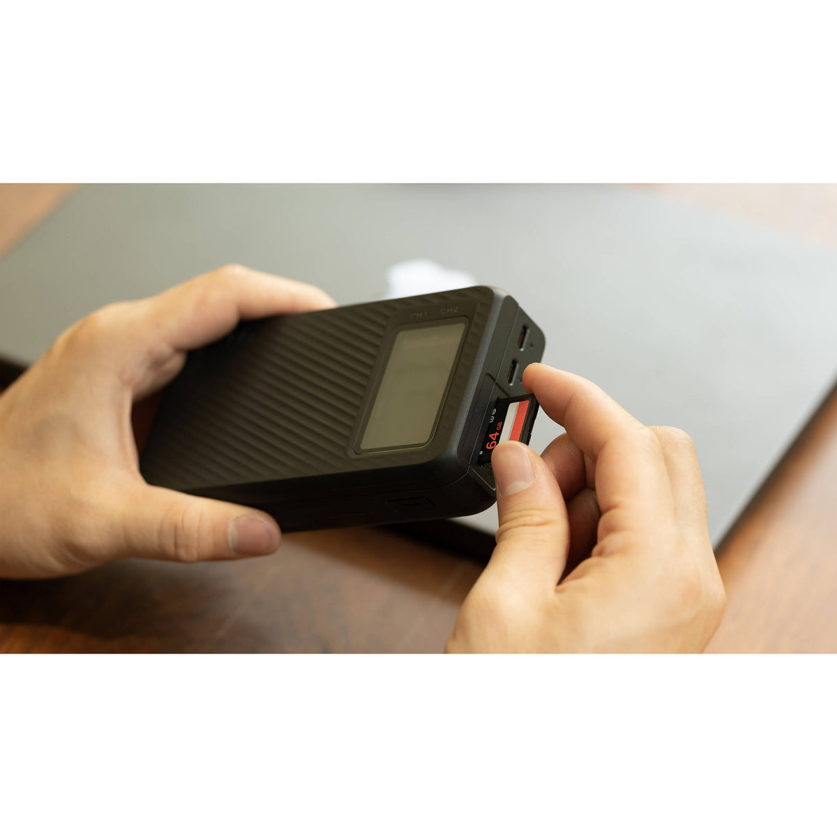 Cargador Tilta All-in-One Recharge Companion para NP-FZ100 - en uso