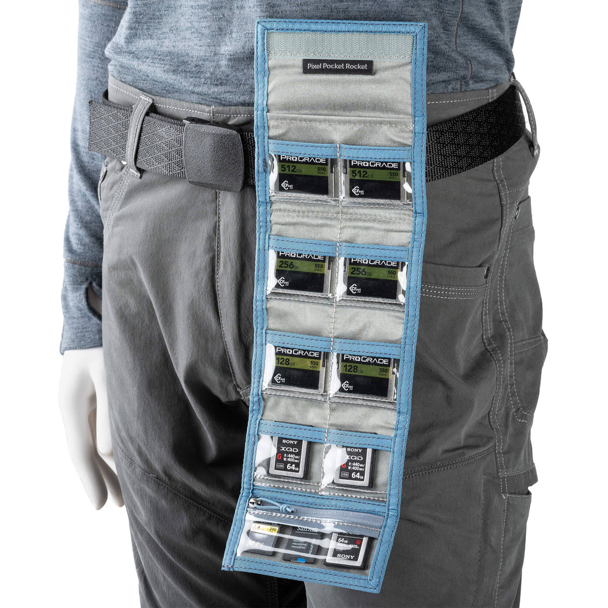 Estuche para Tarjetas Think Tank Photo Pixel Pocket Rocket (Marine Azul) - en uso