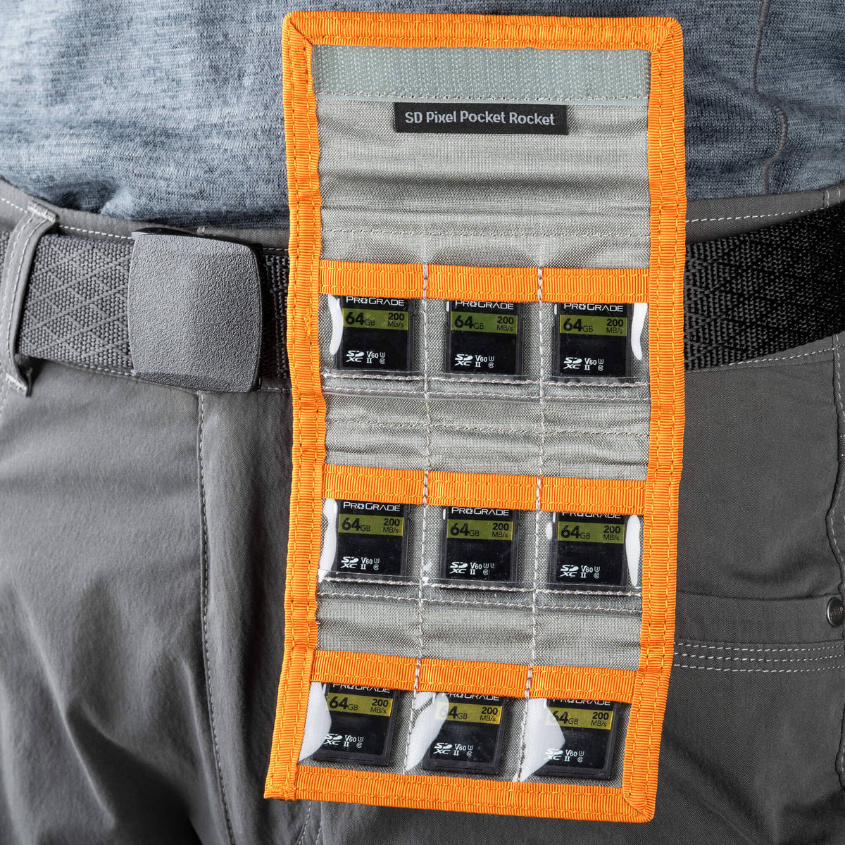 Estuche para Tarjetas Think Tank Photo SD Pixel Pocket Rocket (Fireside Naranja) - en uso