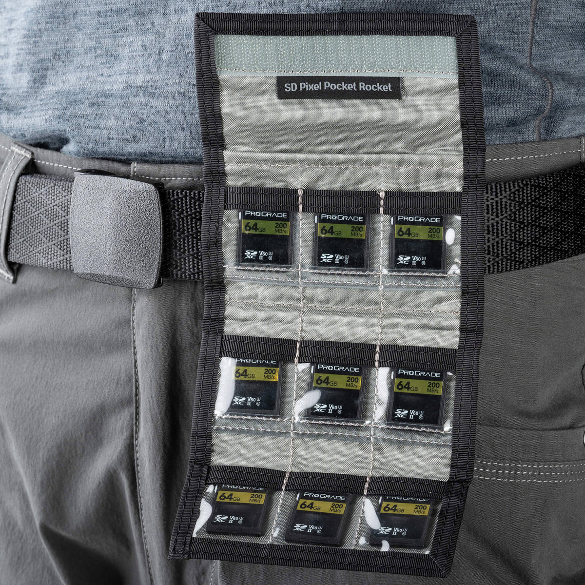 Estuche para Tarjetas Think Tank Photo SD Pixel Pocket Rocket (Negro Slate) - en uso