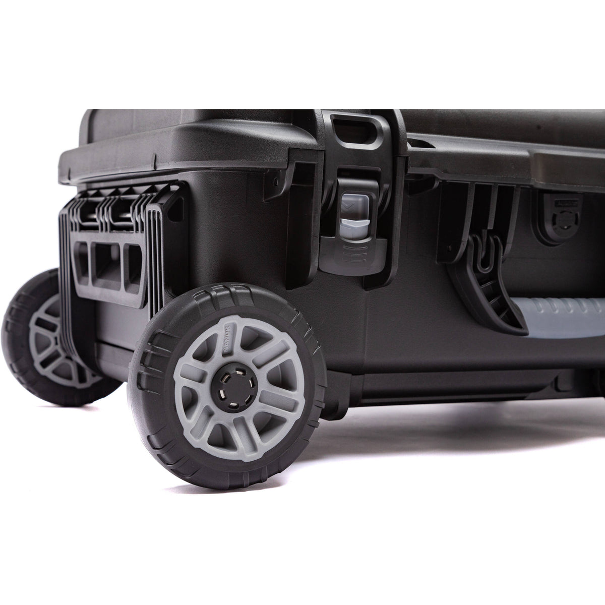Estuche Rígido Nanuk 935 con Heavy-Duty Wheels & divisores acolchados (28.5L) - en uso