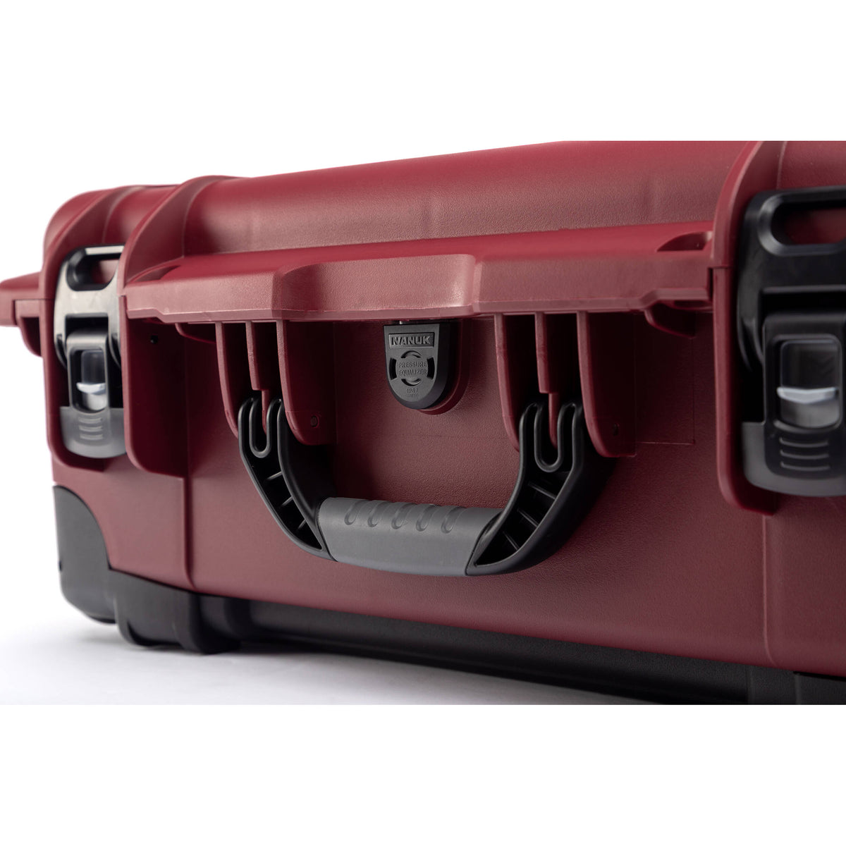 Estuche Rígido Nanuk 935 con ruedas (Burgundy, 28.5L) - en uso