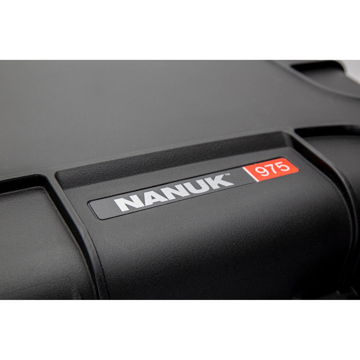 Estuche Rígido Nanuk 975S con ruedas con divisores acolchados y organizador en la tapa (Negro, 186L) - en uso