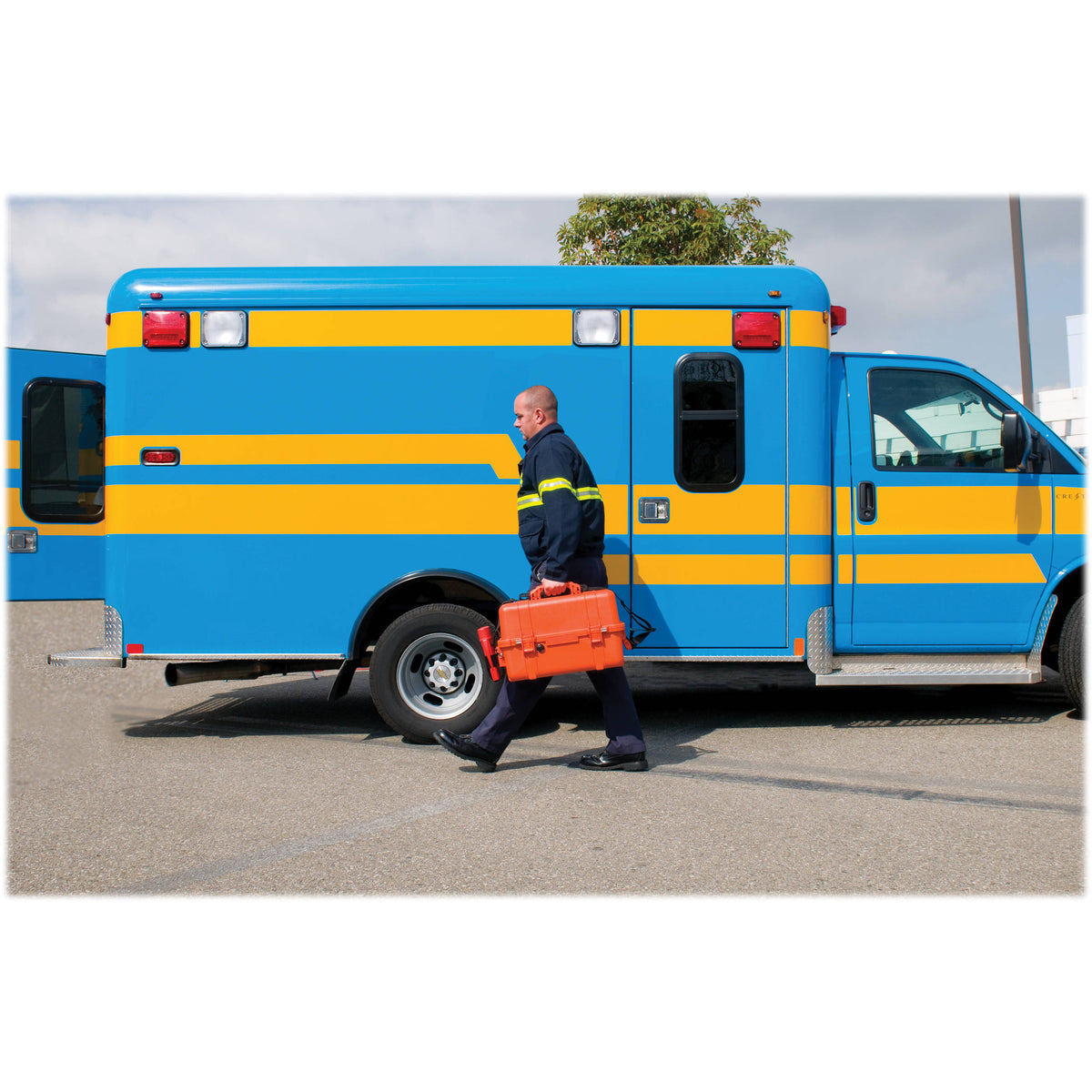 Estuche Rígido Pelican 1460EMS con EMS Organizer/juego de divisores (Naranja) - puertos y conexiones